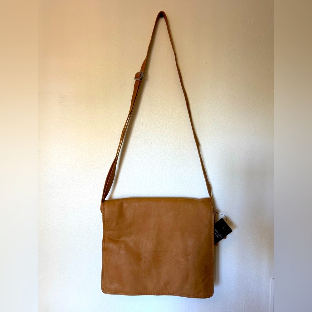 Sleek, Functional minimalist exterior Wilson’s Leather Organizer Travel Bag